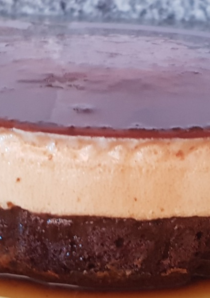 Una foto de Chocoflan con leche condensada y Brownie