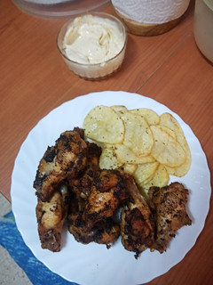 Una foto de Jamoncitos de pollo fritos con papas chips y alioli express
