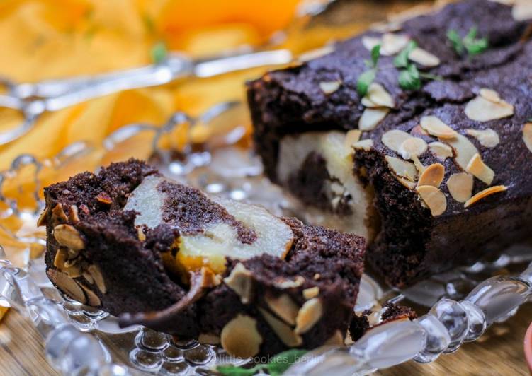 Schokoladen-Mandel-Kuchen mit Birnen