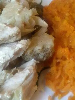Una foto de Pechuga de pollo con brócoli y coliflor al vapor