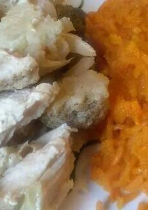 Una foto de Pechuga de pollo con brócoli y coliflor al vapor