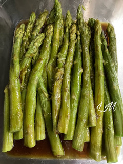 Una foto de Espárragos verde en salsa agridulce