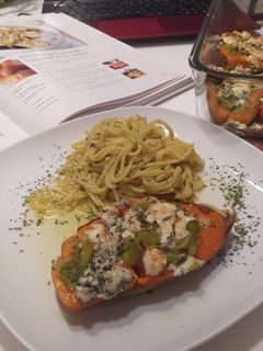 Édesburgonya gorgonzolával és póréhagymával, pestós spagettivel recept fotója