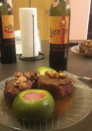 Una foto de Bondiola de cerdo con champiñones a la cerveza negra y zapall.