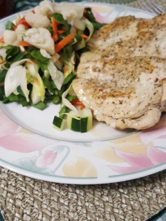 Una foto de Pechuga a la plancha y vegetales (no carbs)