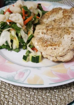 Una foto de Pechuga a la plancha y vegetales (no carbs)
