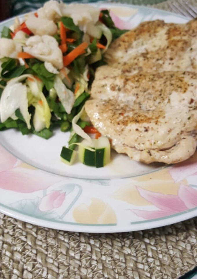 Una foto de Pechuga a la plancha y vegetales (no carbs)