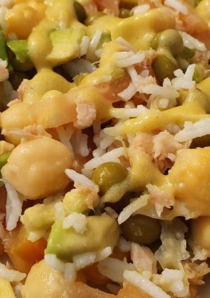 Una foto de Ensalada de arroz y garbanzos con vinagreta de mostaza