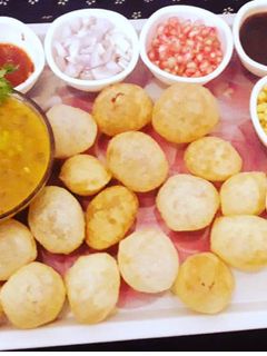 રગડા-પૂરી(Ragada-Puri Recipe in Gujarati) રેસીપી મુખ્ય ફોટો