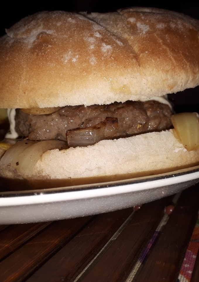 Una foto de Hamburguesa black angus estilo burger