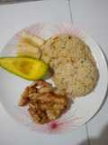 Pollo con vino tinto, aguacate, yuca y arroz con pimentones