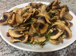 Una foto de Champiñones al ajillo y vino blanco picantones 🌶🍄