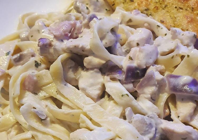 Easiest Way to Make Ultimate Creamy chicken, mushroom and bacon tagliatelle