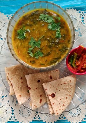 પાલક મગ ની દાળ (Palak Moong Dal Recipe In Gujarati) રેસીપી મુખ્ય ફોટો