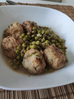 Una foto de Albóndigas de bacalao en salsa verde