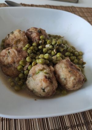 Una foto de Albóndigas de bacalao en salsa verde