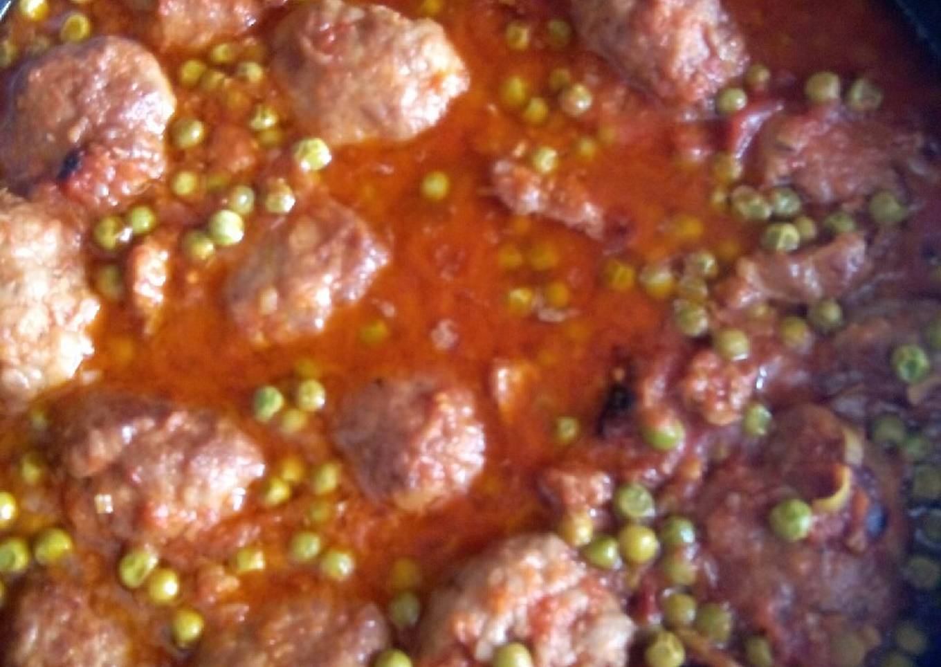 Albóndigas con guisantes y tomate