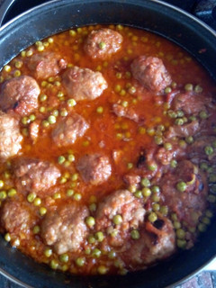 Una foto de Albóndigas con guisantes y tomate
