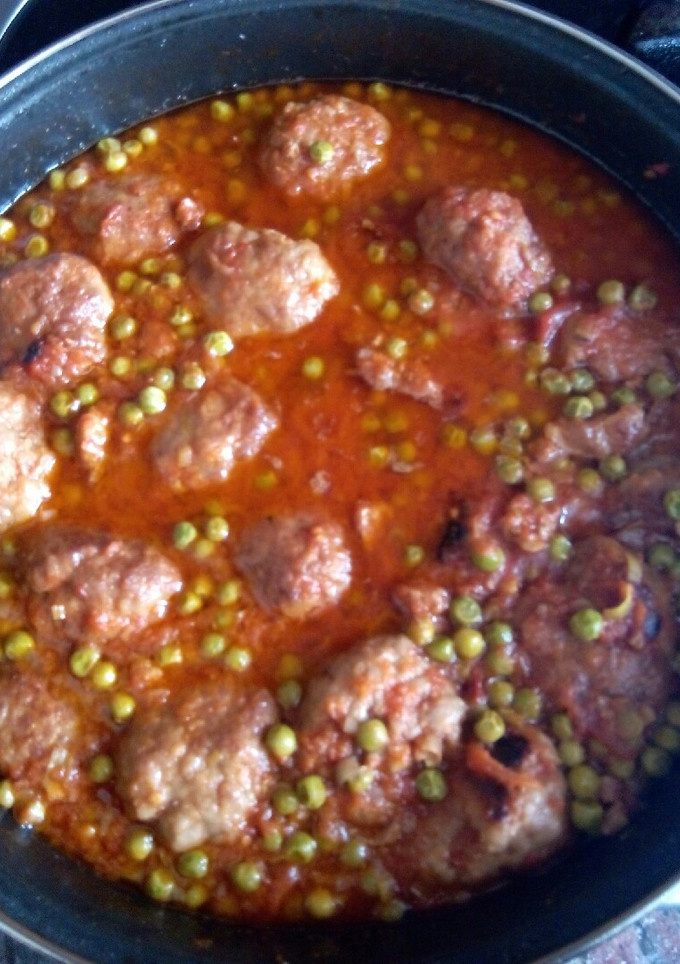 Una foto de Albóndigas con guisantes y tomate