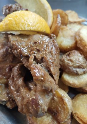 Una foto de Bife de bondiola con papas Española