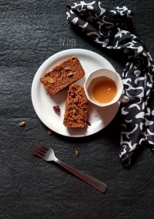 एग्गलेस आटा-कैरट केक (Eggless Whole Wheat Carrot Cake) रेसिपी मुख्य फोटो