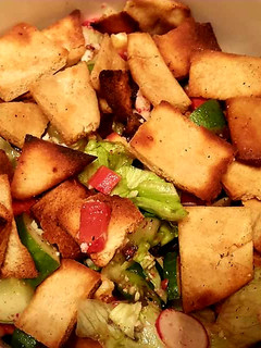 A picture of Fattoush salad.