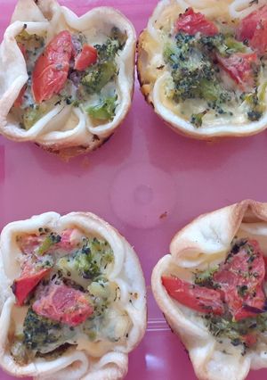 Una foto de Canastitas de brócoli, tomate y queso. ¡DELICIOSA!