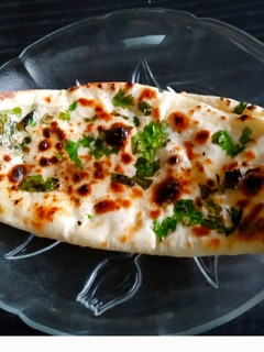 ચીઝ તવા બટર નાન (cheese tava butter naan recipe in gujarati) રેસીપી મુખ્ય ફોટો