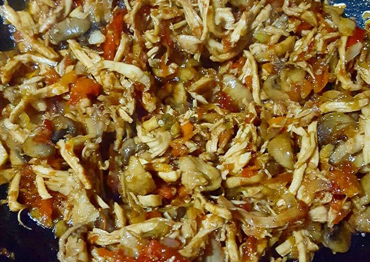 Bagaimana Menyiapkan Ayam suwir jamur kancing pedas (isian nasi bakar), Enak