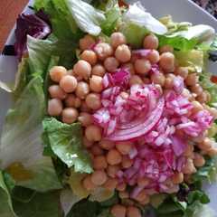 Una foto de Ensalada de garbanzos