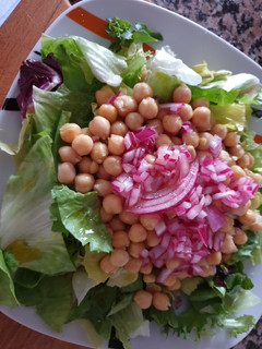 Una foto de Ensalada de garbanzos