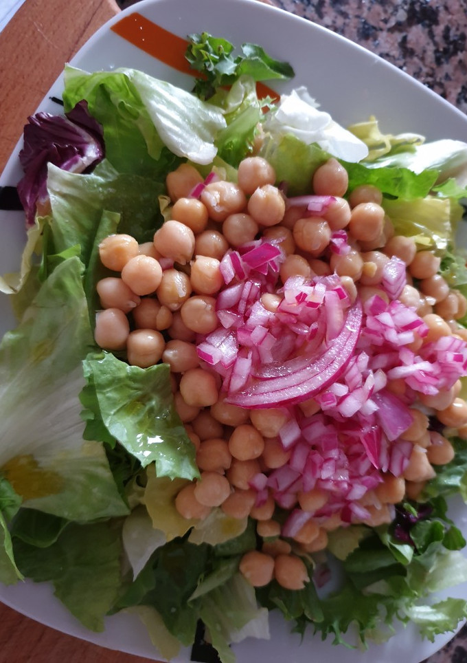 Una foto de Ensalada de garbanzos