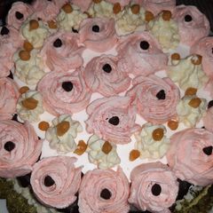 A picture of Butter cream flowers.