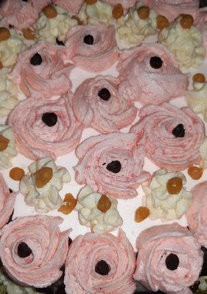 A picture of Butter cream flowers.