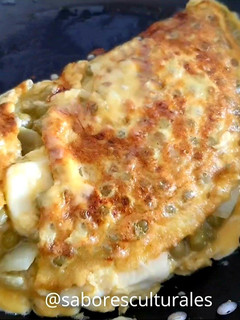 Una foto de 🍽 Omelette de arvejas y queso