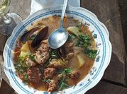 Una foto de discada de mariscos