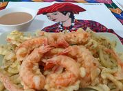 Una foto de tempura de langostinos
