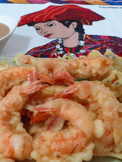Una foto de Tempura de verduras y langostinos