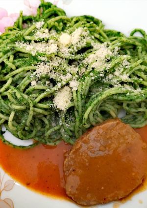 Una foto de Tallarín verde con asado