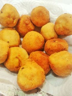 Una foto de Bolitas de merluza, crema de anchoas y sofrito de verduras