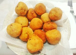 Foto principal de Bolitas de merluza, crema de anchoas y sofrito de verduras