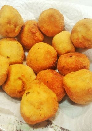 Una foto de Bolitas de merluza, crema de anchoas y sofrito de verduras