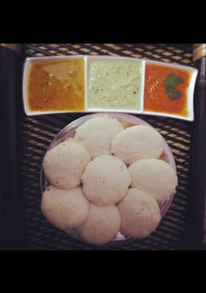 रवा ईडली (rava idli recipe in hindi) रेसिपी मुख्य फोटो