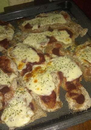 Una foto de Milanesas napolitanas con salsa barbacoa 🤤