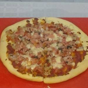 Pizza casera con un toque de albahaca