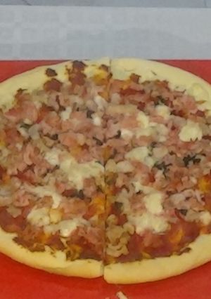 Una foto de Pizza casera con un toque de albahaca