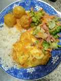 Pechuga en salsa y ensalada de brócoli con papa amarilla