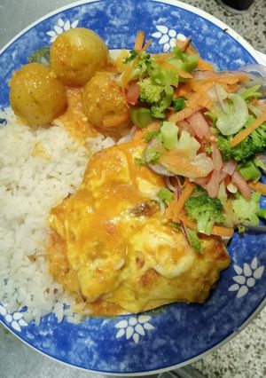 Una foto de Pechuga en salsa y ensalada de brócoli con papa amarilla
