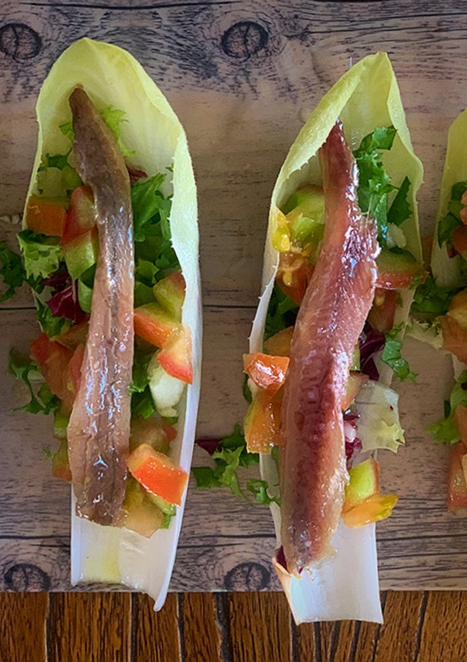 Una foto de Endivias aliñadas con anchoa