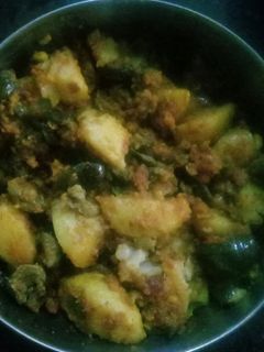 ભરેલા રીંગણ બટાકા નું શાક (Bharela Ringan Bataka Shak Recipe In Gujarati) રેસીપી મુખ્ય ફોટો